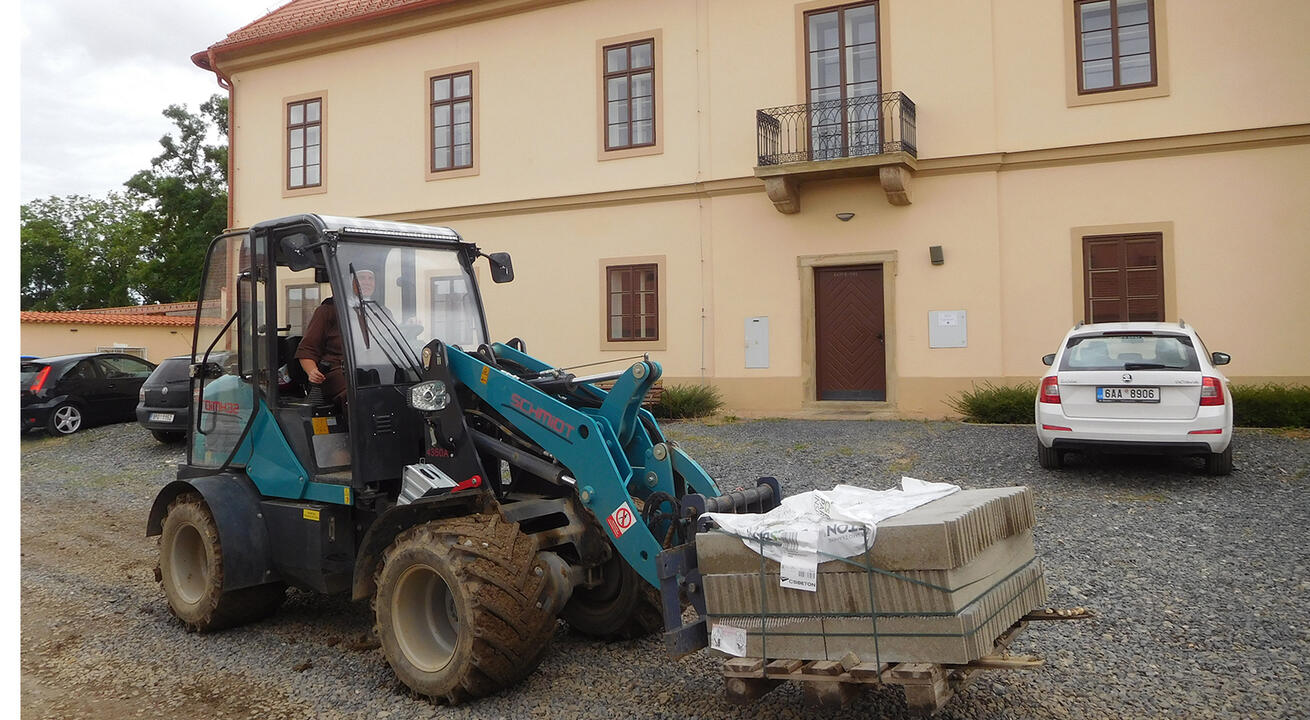 image:Image Sestra Terezka na nakladači převáží obrubníky, léto 2025.