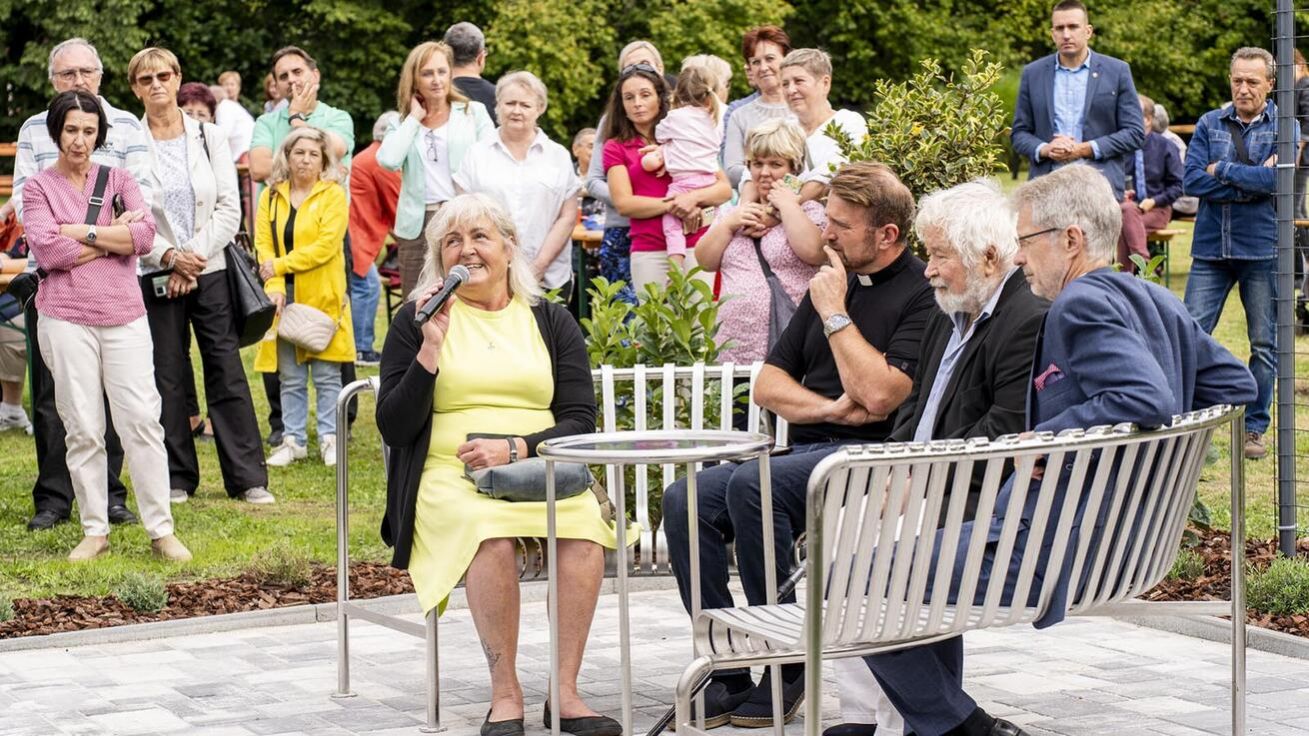 Na lavičku Petra Pitharta se vejde i několik lidí. Dolnolutyňský farář Marián Pospěcha věří, že se místo stane epicentrem života farní zahrady. image:Image Na lavičku Petra Pitharta se vejde i několik lidí. Dolnolutyňský farář Marián Pospěcha věří, že se místo stane epicentrem života farní zahrady.