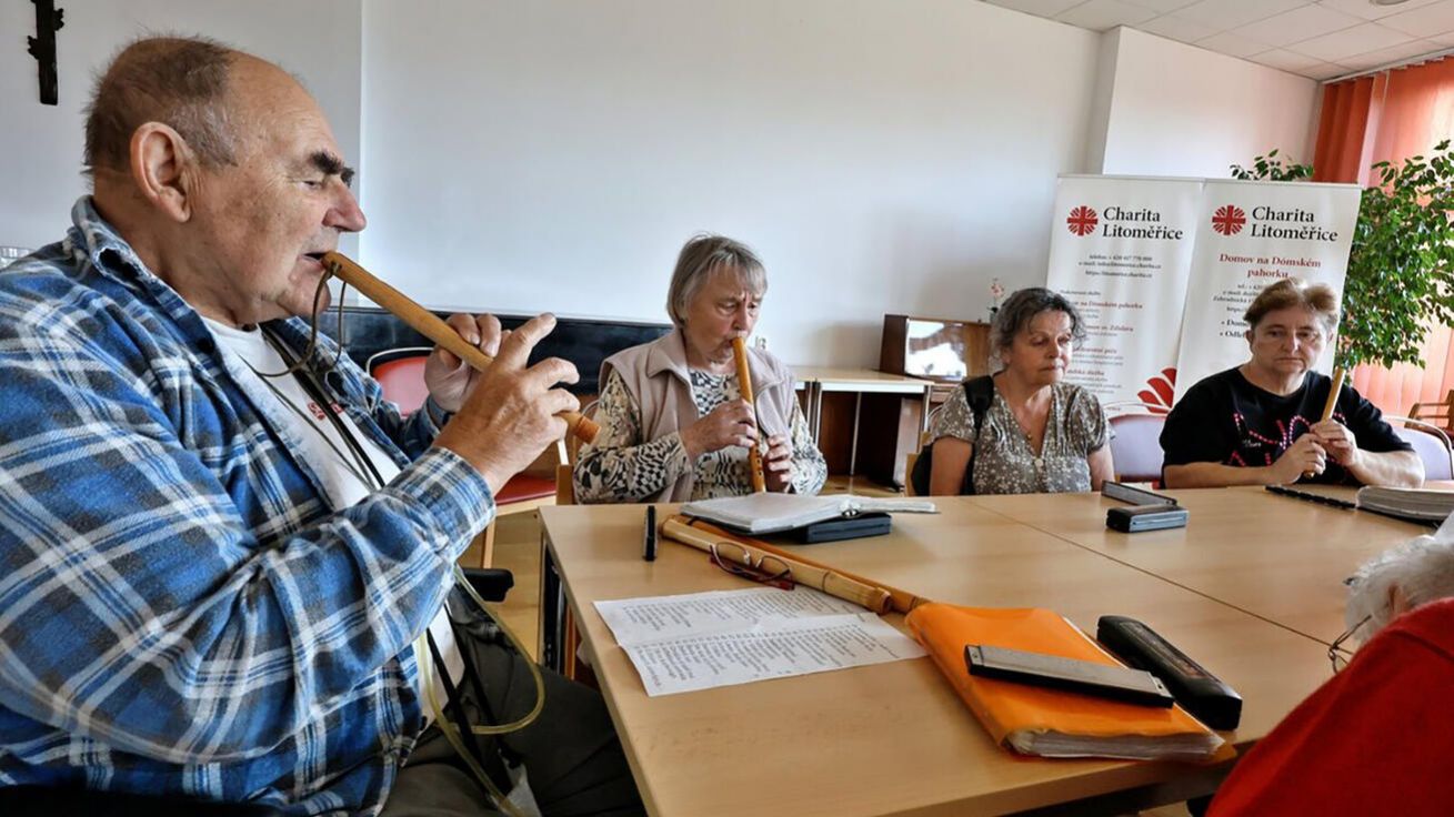 image:Image Jednou ze služeb Charity ČR je například Domov seniorů v Litoměřicích. Pan Dominik (vlevo), který zde žije, je upoután na invalidní vozík. „Nemohl jsem si dojít ani nakoupit. Proto jsem si podal žádost do domova,“ vysvětluje. Znal to zde, dříve sem docházel klientům hrát na harmoniku. Hraje i na fujaru a píšťalu: „Mám radost, když si lidé zpívají.“