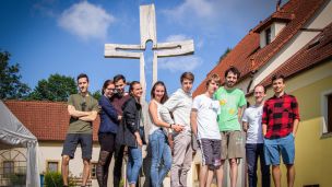 Mladí lidé na cestě do Emauz image:Image Mladí lidé na cestě do Emauz