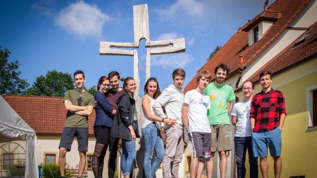 Mladí lidé na cestě do Emauz image:Image Mladí lidé na cestě do Emauz