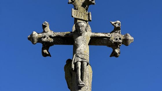 image:Image „Kdo nenese svůj kříž a nejde za mnou, nemůže být mým učedníkem“ (Lk 14,27). Hřbitovní kříž ve Frontenaud, Burgundsko, Francie.
