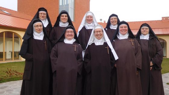 image:Image Komunita sester v rajské zahradě kláštera, červen 2025.