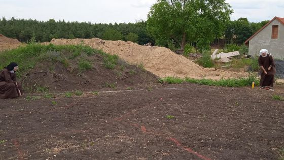 image:Image Sestry Marie a Alžběta při vytyčování budoucí květinové zahrady, léto 2025.