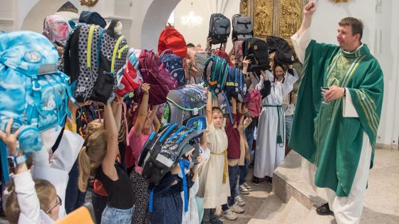 image:Image Foto: S požehnáním do školy