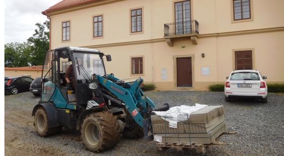 image:Image Sestra Terezka na nakladači převáží obrubníky, léto 2025.