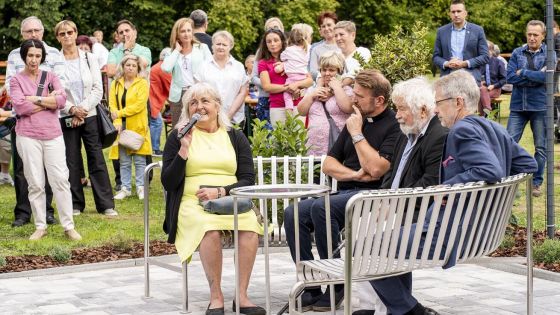 image:Image Farní lavička Petra Pitharta