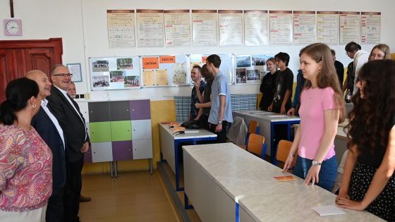image:Image Mons. Stanislav Přibyl na návštěvě maturitního ročníku varnsdorfského Biskupského gymnázia.