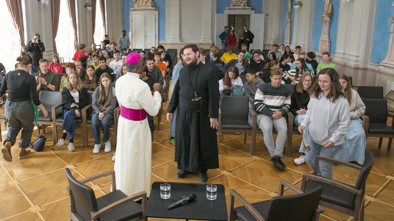 image:Image S mladými lidmi besedoval při diecézní pouti nuncius Jude Thaddeus Okolo.