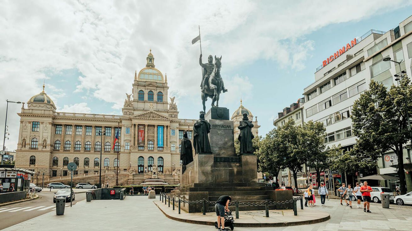 image:Image Sousoší českých patronů na pražském Václavském náměstí.