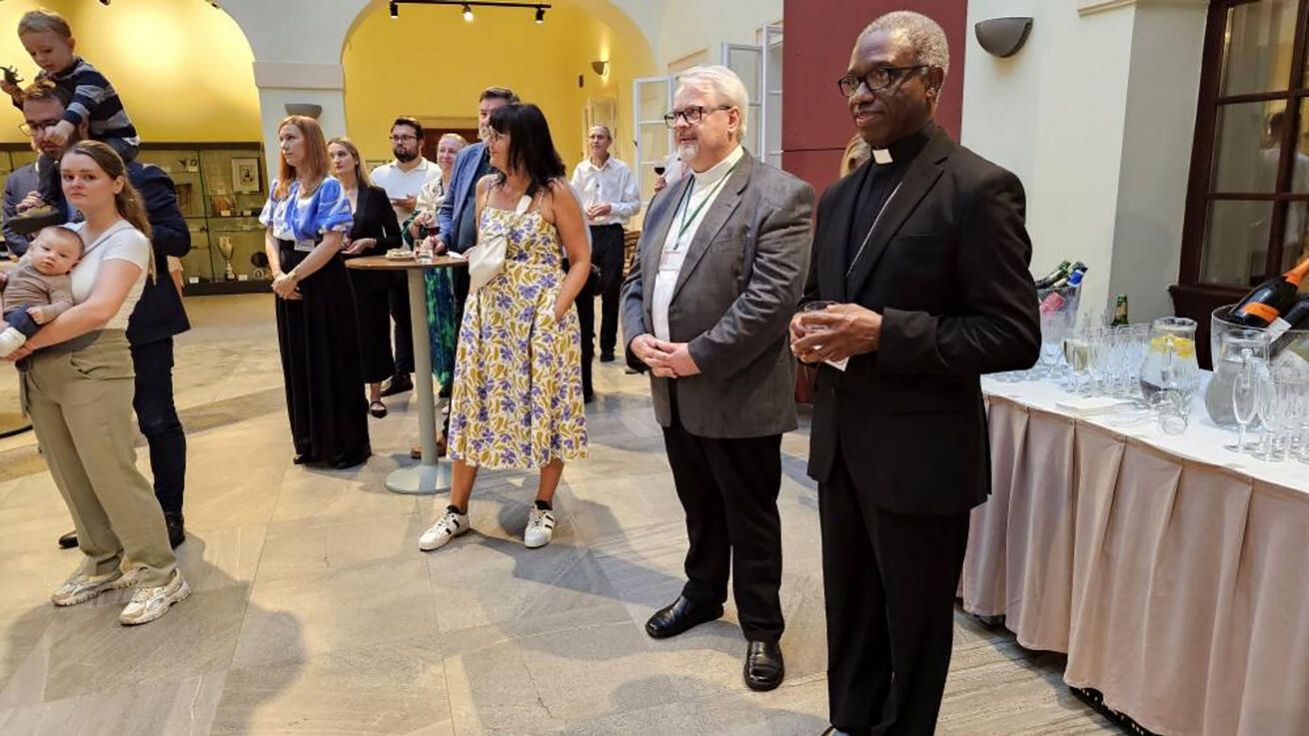 image:Image Poslední „Snídaně pro duši“ ve stávající Poslanecké sněmovně. Hostem byl tentokrát nuncius Jude Thaddeus Okolo a přišli i další, kteří se během tohoto volebního období této pravidelné akce zúčastnili.