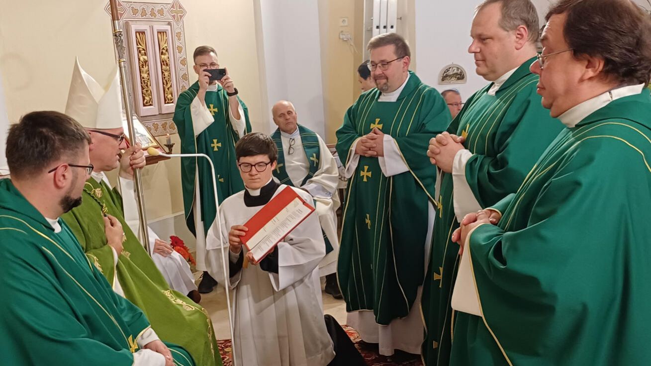 image:Image Redemptoristé (zprava stojící) Jan Kuník, David Horáček a Pavel Hudousek při obnově svých řeholních a kněžských závazků.
