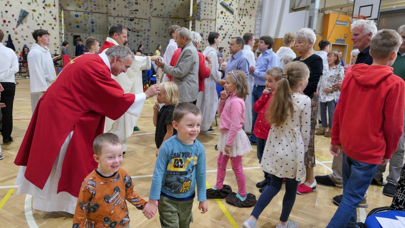 image:Image Oslavy začaly mší svatou, které se tradičně zúčastnilo mnoho dětí a mladých lidí.