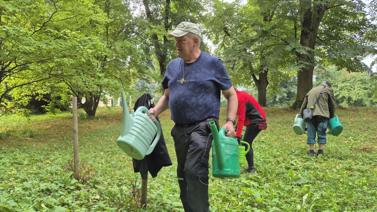 image:Image Zájem o uchování svěřeného dědictví dosvědčili minulé úterý zaměstnanci arcibiskupství v čele s arcibiskupem Josefem Nuzíkem také při teambuildingu v Podzámecké zahradě.