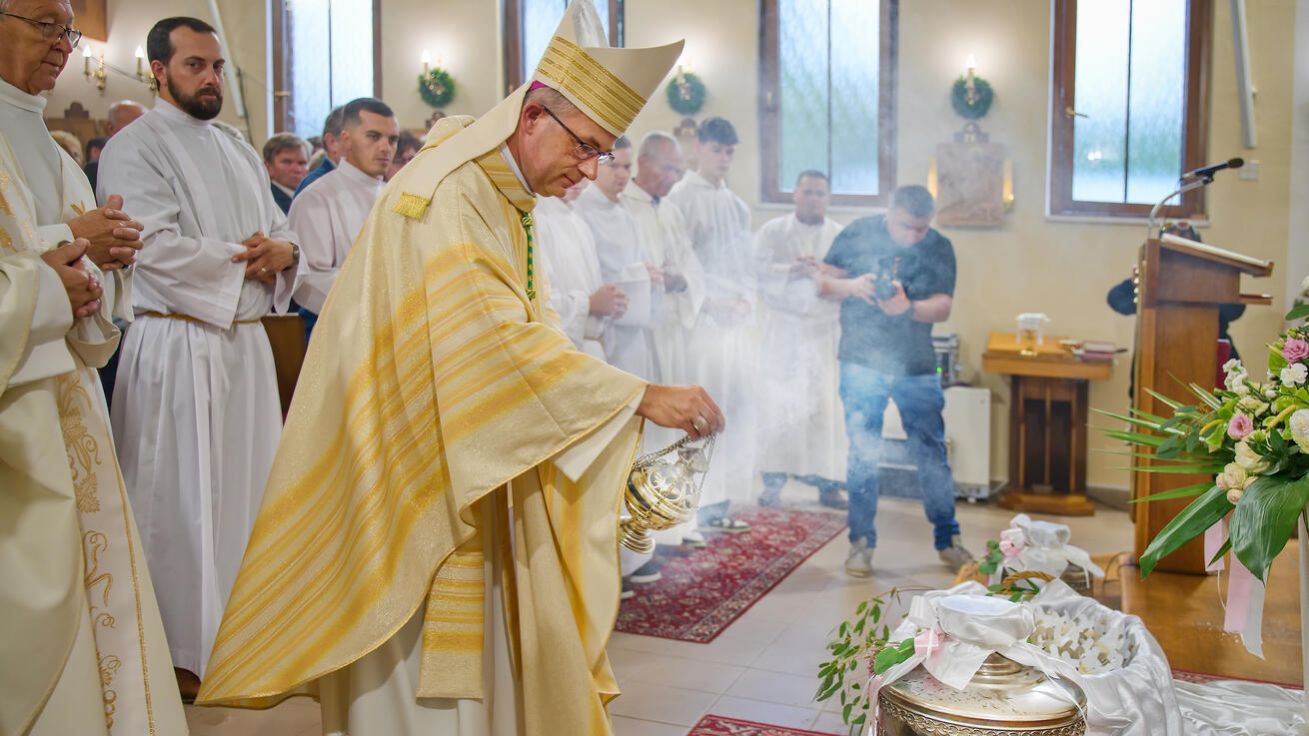 image:Image „Náš kostel je veliký tak akorát pro naše společenství,“ těší po třiceti letech jednoho z iniciátorů stavby Aloise Czudka. Třicáté výročí posvěcení chrámu oslavil s Píseckými v neděli 14. září biskup Martin David.