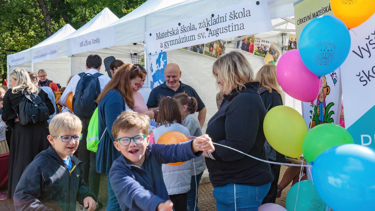 image:Image Církevní školy zřizované arcibiskupstvím navštěvuje na 5 500 žáků a studentů.