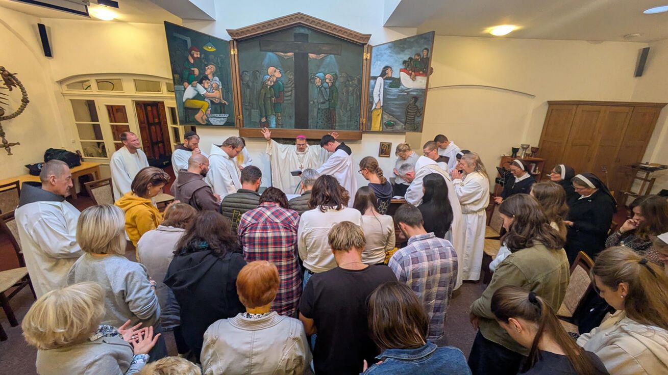image:Image Všem misionářům, kteří přijeli do Chebu svědčit o Bohu, požehnal plzeňský biskup Tomáš Holub.