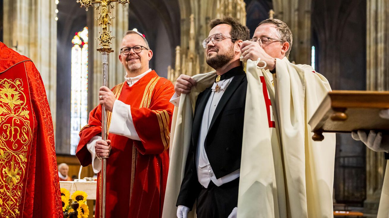 image:Image Jeden z šesti nových rytířů Vojtěch Kundrát přijímá plášť a insignie z rukou Tomáše Parmy, místodržitele Řádu Božího hrobu v ČR.