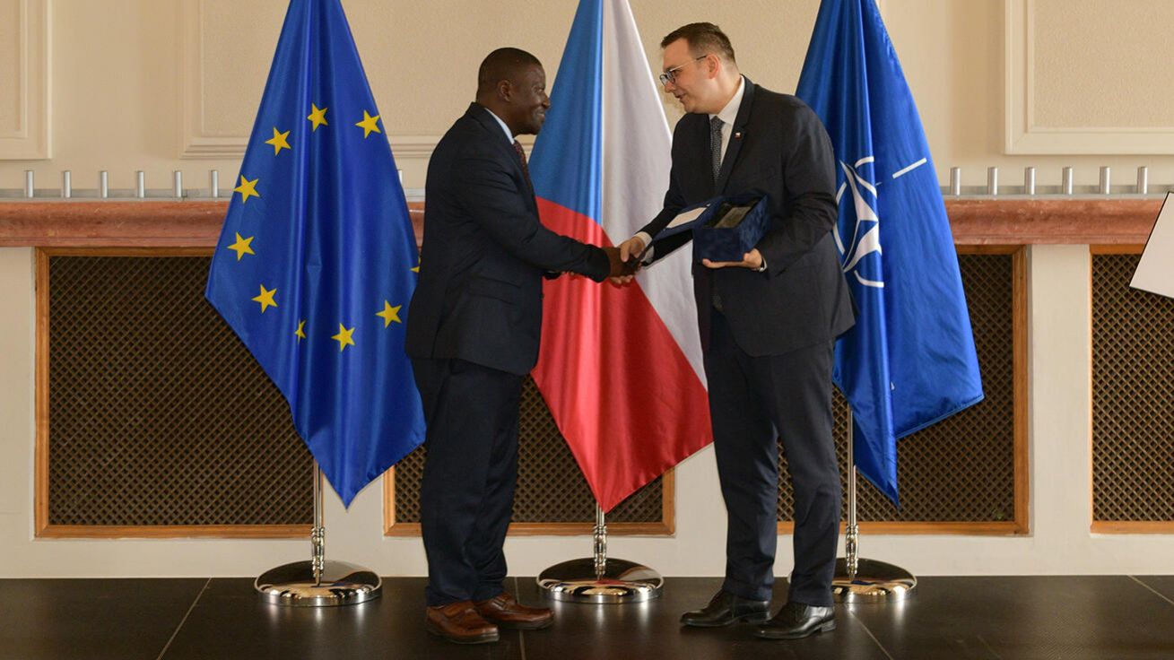 image:Image Grace Mboizi přebírá cenu Gratias agit od ministra zahraničí Jana Lipavského.