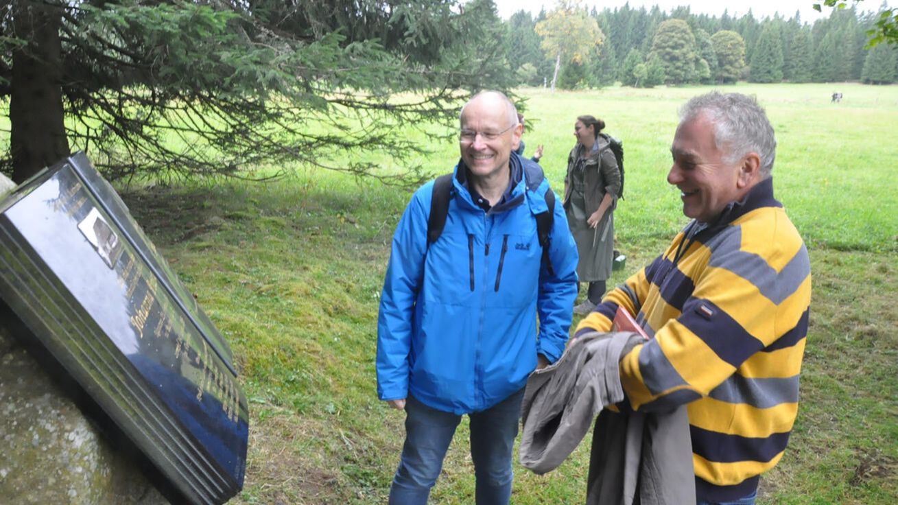 image:Image Prezentace knihy Ze staré Šumavy se zúčastnili i autorův praprasynovec Gernot Peter či kněz Jan Wirth (vpravo).