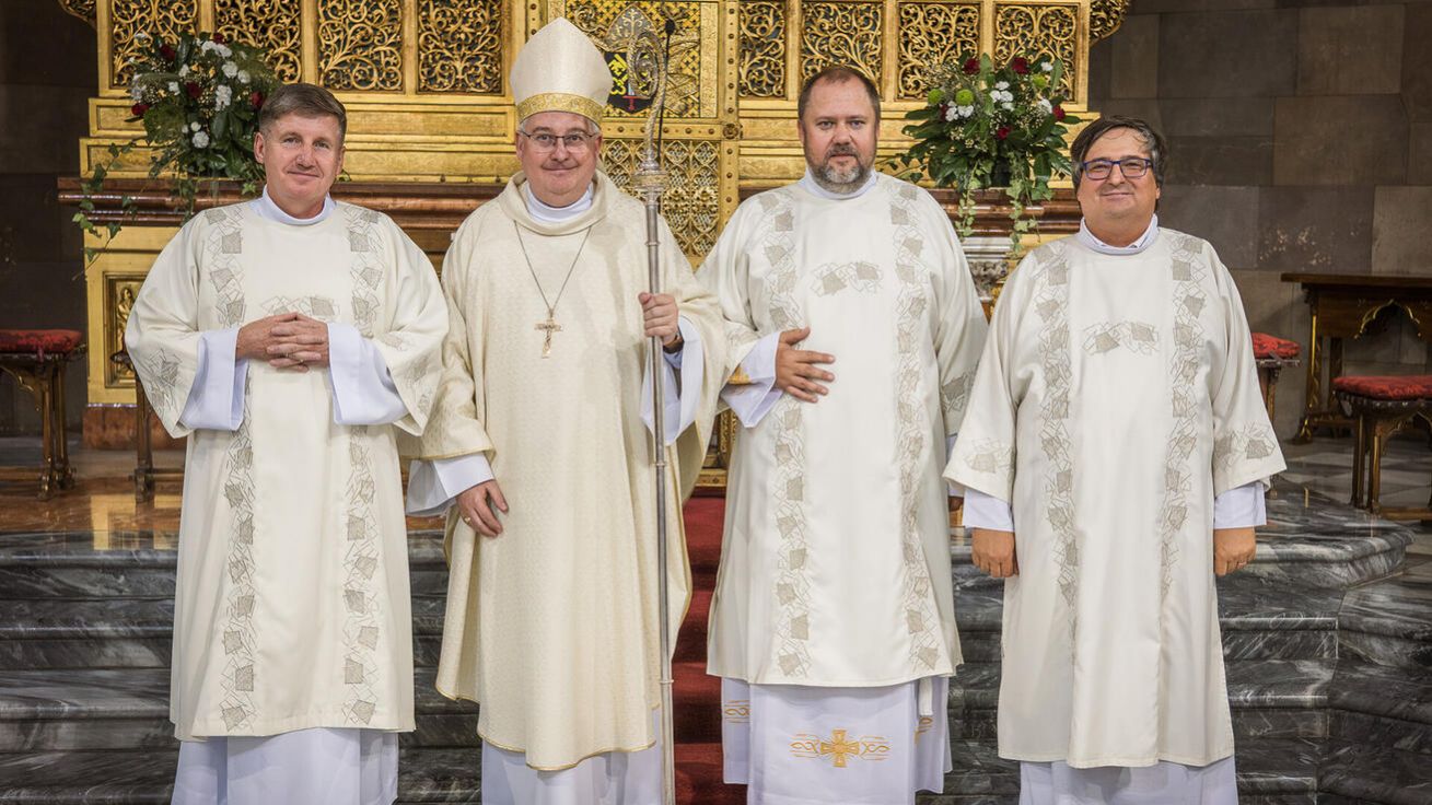 image:Image Biskup Pavel Konzbul se třemi novými jáhny – Josefem Babákem (vlevo), Josefem Marianem Kralovičem a Jiřím Barbořákem (vpravo).