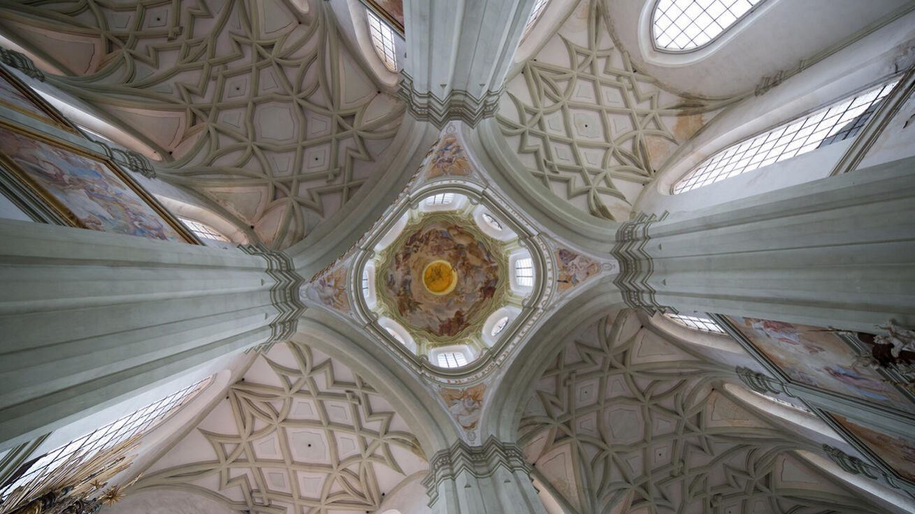 image:Image V bývalém benediktinském klášteře v Kladrubech u Stříbra můžete obdivovat Santiniho architekturu.