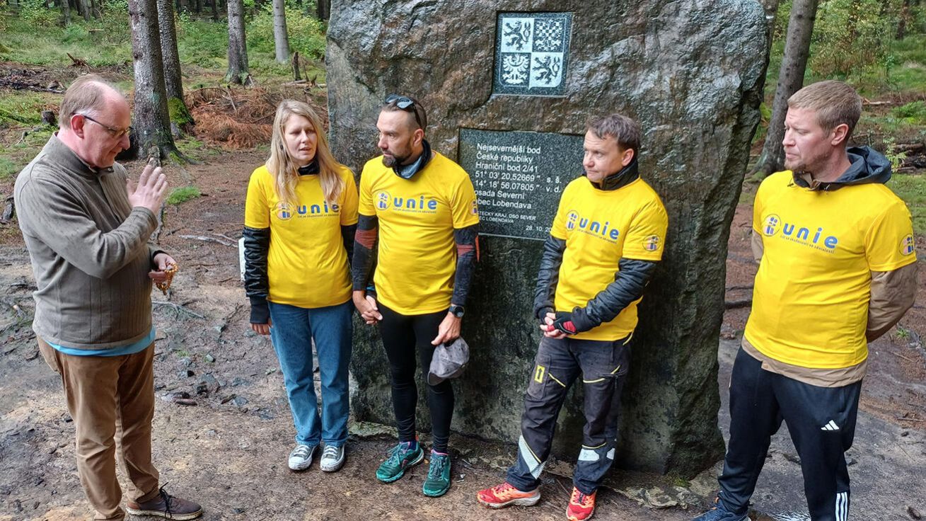 image:Image P. Radek Jurnečka žehná prvnímu kvartetu vytrvalců na startu 420 km dlouhého Běhu za důstojnost.