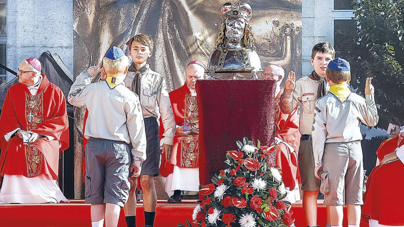 image:Image Lebku sv. Václava dopravili do Staré Boleslavi vojáci, čestnou stráž při mši svaté drželi skauti.