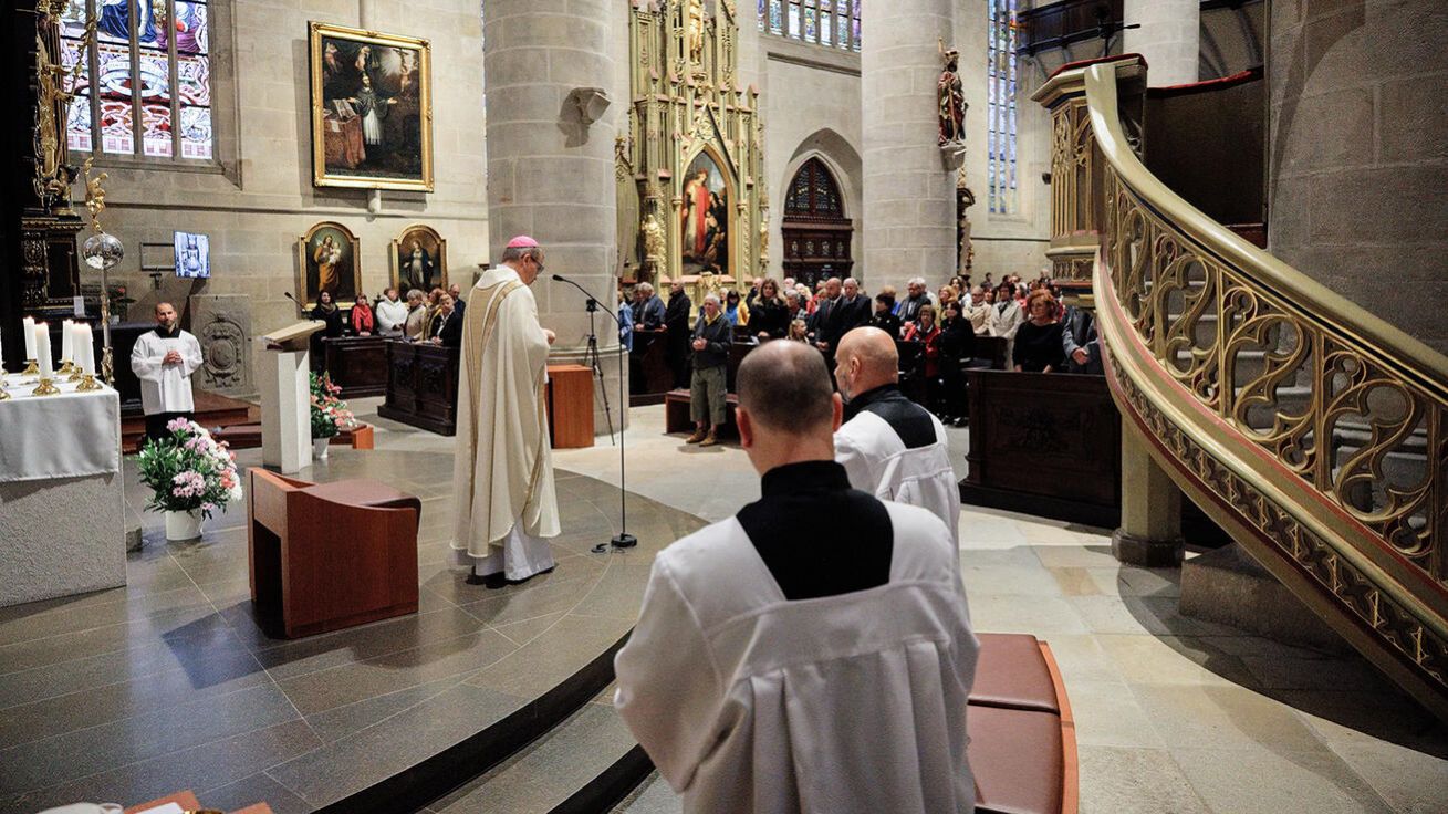 image:Image V zaplněné katedrále sv. Bartoloměje věřící děkovali za 730 let města Plzně a prosili o Boží ochranu do dalších let.