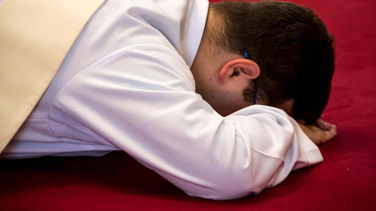 image:Image Lehnutím si čelem k zemi, tzv. prostrací, vyjadřuje kněz při obřadu svěcení svou pokoru, touhu plně se podrobit Bohu a sloužit.