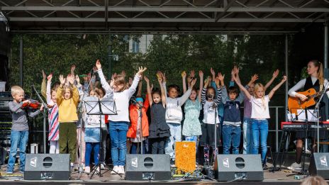 image:Image Církevní školy slaví i staví