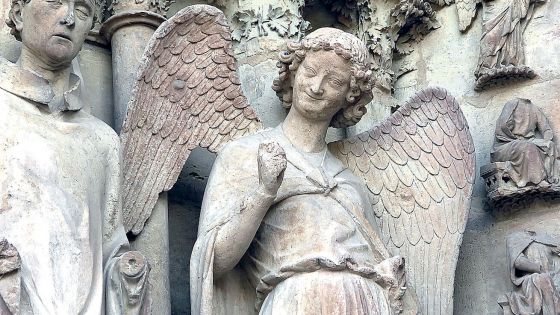 image:Image Usmívající se anděl na fasádě katedrály Notre-Dame ve francouzské Remeši.