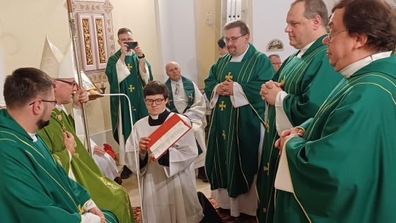 image:Image Redemptoristé (zprava stojící) Jan Kuník, David Horáček a Pavel Hudousek při obnově svých řeholních a kněžských závazků.