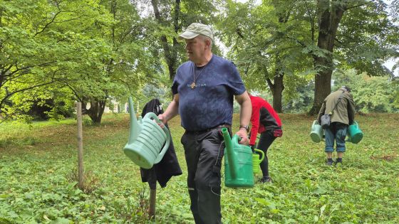 image:Image Zájem o uchování svěřeného dědictví dosvědčili minulé úterý zaměstnanci arcibiskupství v čele s arcibiskupem Josefem Nuzíkem také při teambuildingu v Podzámecké zahradě.