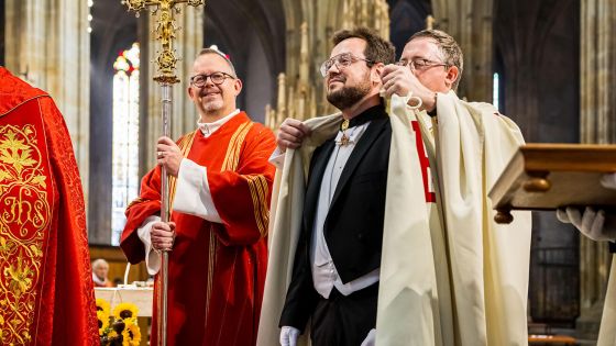 image:Image Jeden z šesti nových rytířů Vojtěch Kundrát přijímá plášť a insignie z rukou Tomáše Parmy, místodržitele Řádu Božího hrobu v ČR.