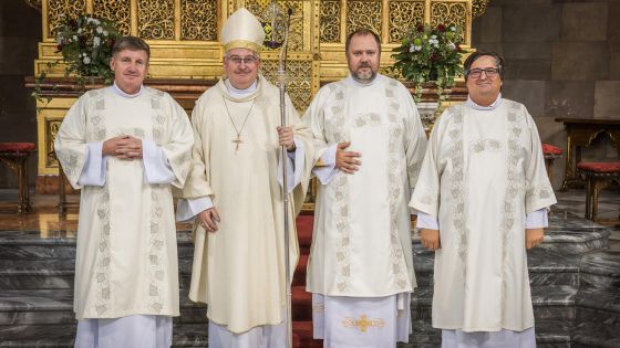 image:Image Biskup Pavel Konzbul se třemi novými jáhny – Josefem Babákem (vlevo), Josefem Marianem Kralovičem a Jiřím Barbořákem (vpravo).