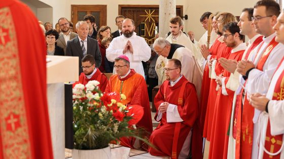 image:Image Poutní místo Maria Hilf zažilo velkou premiéru - jáhenské svěcení se tu odehrálo vůbec poprvé. Vojtěch Kolář stojí v bílém vedle svých rodičů.
