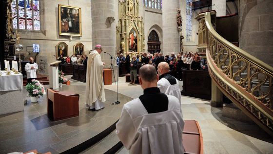 image:Image V zaplněné katedrále sv. Bartoloměje věřící děkovali za 730 let města Plzně a prosili o Boží ochranu do dalších let.