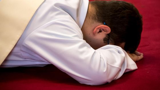 image:Image Lehnutím si čelem k zemi, tzv. prostrací, vyjadřuje kněz při obřadu svěcení svou pokoru, touhu plně se podrobit Bohu a sloužit.