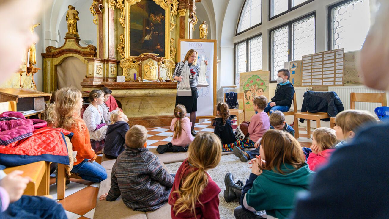 image:Image Dětská katecheze v pražském kostele Panny Marie Sněžné.