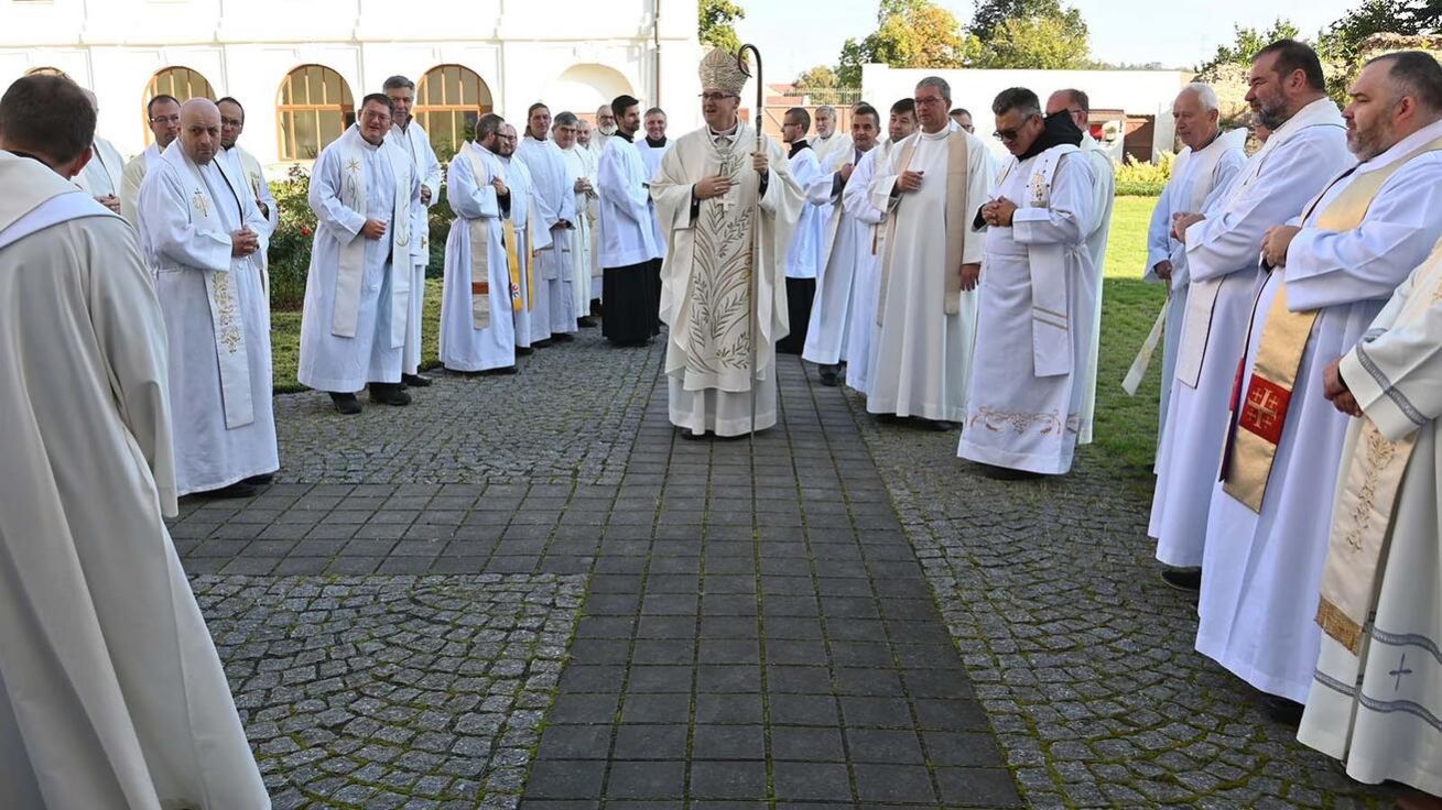 image:Image Kněží a jáhni s biskupem Stanislavem Přibylem na dvoře doksanského kláštera premonstrátek.