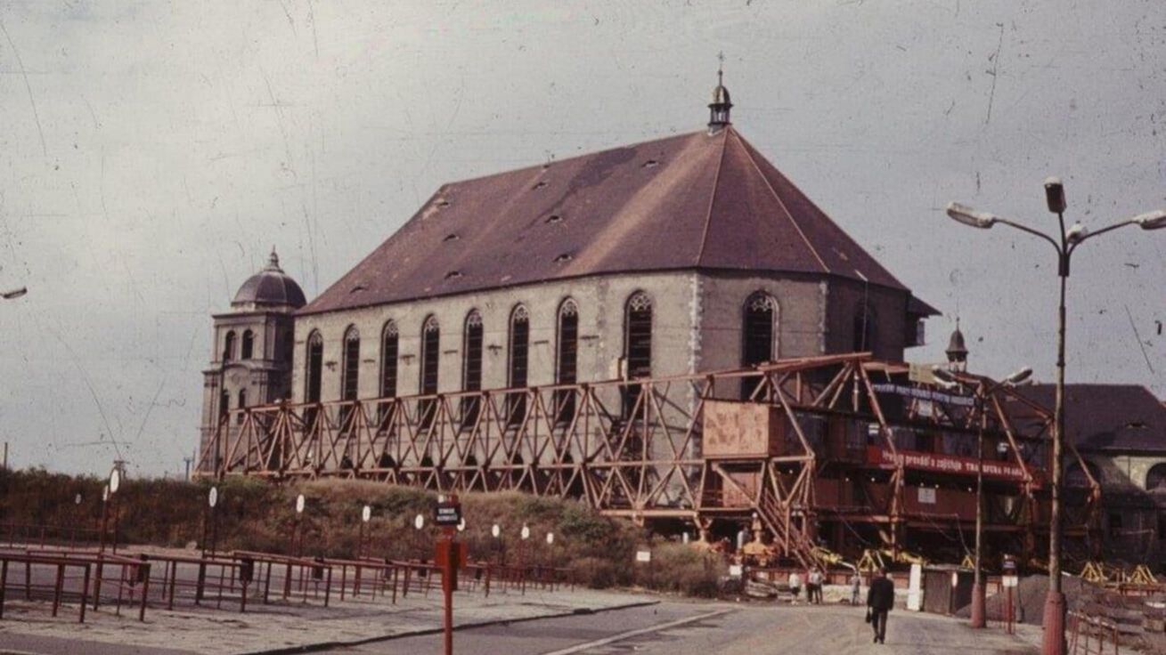 image:Image Přesouvání kostela v Mostě roku 1975.