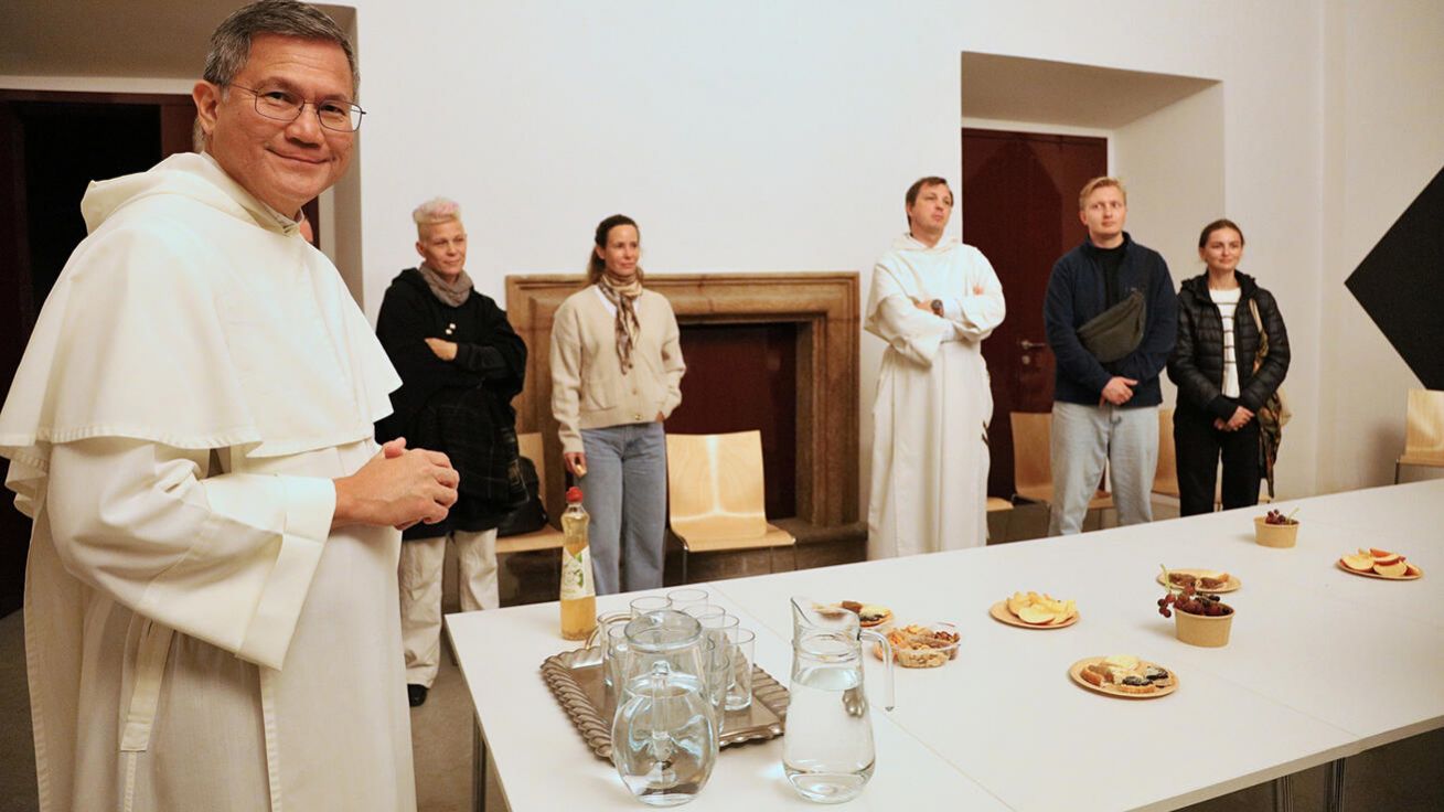 image:Image Magistr dominikánů Gerard Timoner při setkání s laiky v pražském klášteře.