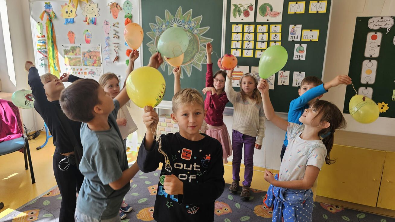 image:Image Z úvodní hodiny náboženství v jedné ze základních škol v Brně-Líšni. Děti při ní psaly a malovaly na balonky, za co jsou Bohu vděčné.