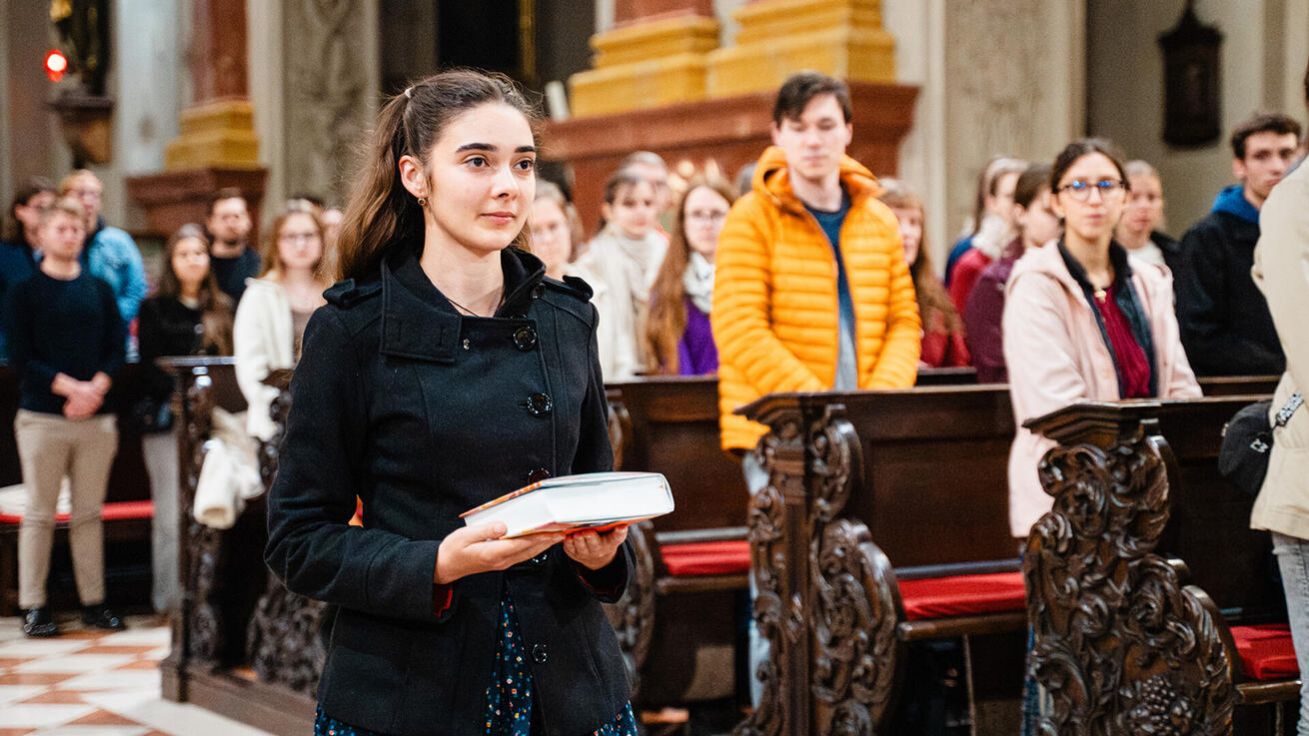 image:Image Zahajovací studentská mše svatá u sv. Ignáce v Praze.