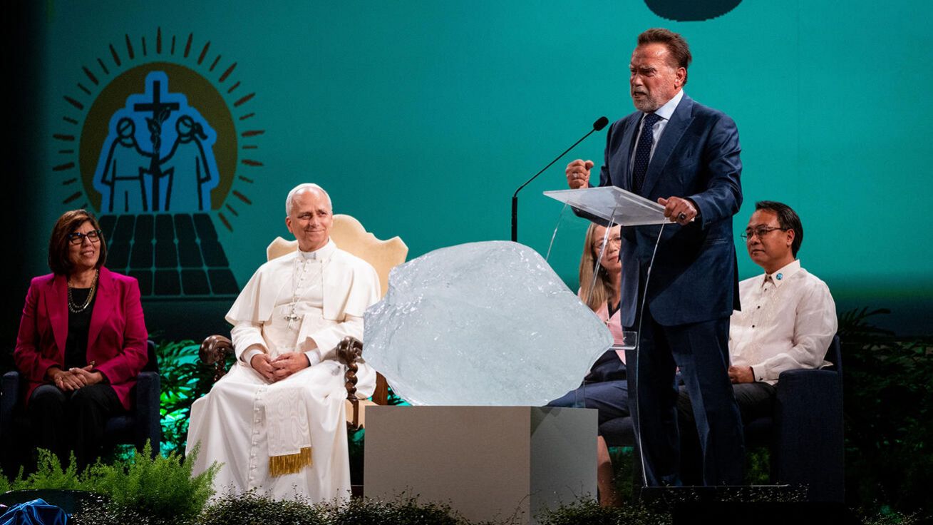 image:Image Slavný herec Arnold Schwarzenegger nazval při zahájení konference Lva XIV. akčním hrdinou, protože „jakmile se stal papežem, nařídil instalovat solární panely a Vatikán bude jedním z prvních států, který dosáhne uhlíkové neutrality“ (rovnováhy mezi vypouštěnými a absorbovanými skleníkovými plyny).