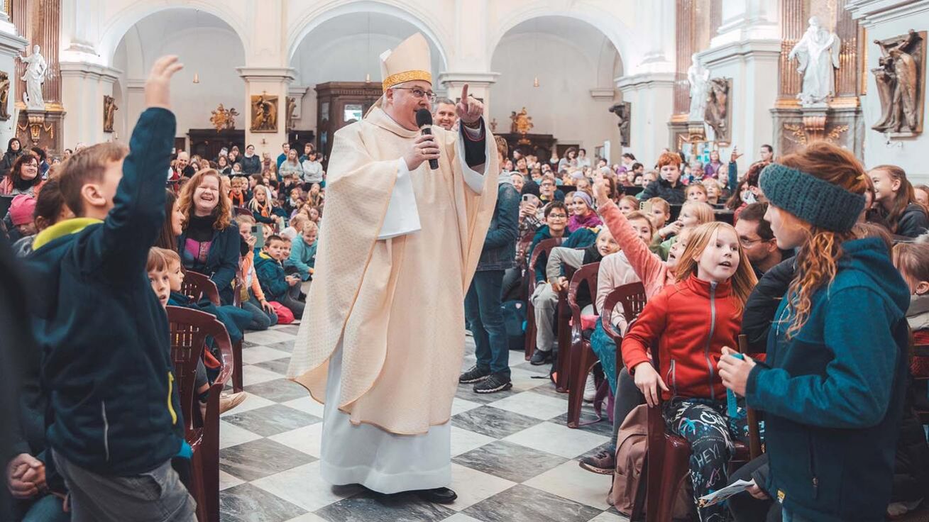 image:Image Promluvu pojal biskup jako komunikaci s dětmi a všichni se při tom dobře bavili.