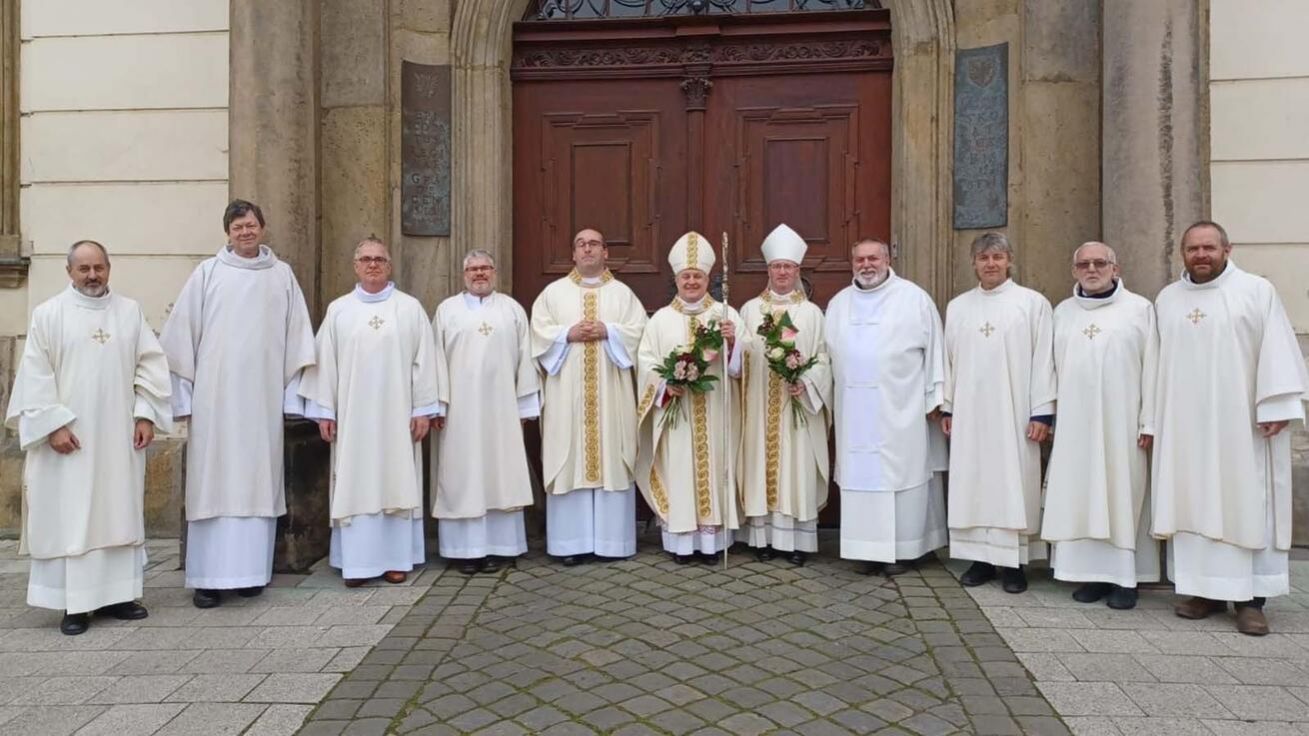 image:Image Ani tentokrát se nemohla vynechat společná fotografie před biskupskou rezidencí.