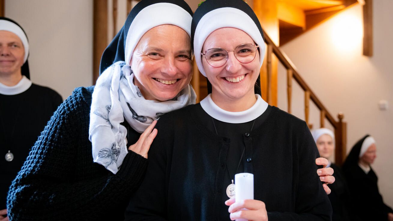 image:Image Své doživotní sliby složila v Praze 17. května sestra Magdaléna Hejdová (vpravo) z Kongregace Milosrdných sester sv. Karla Boromejského.