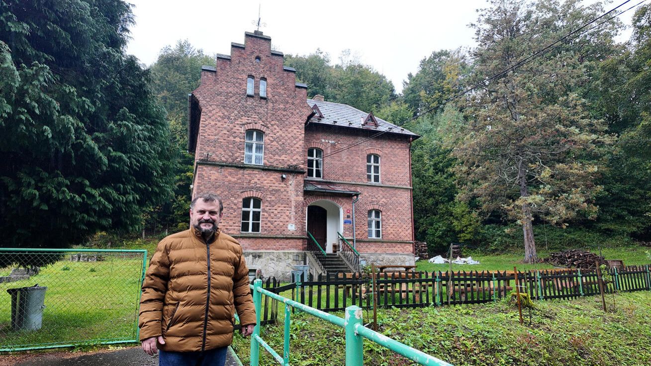 image:Image Faru v Travné opravuje spolu s dobrovolníky organizace Brontosaurus Slezsko. Jedním z hybatelů obnovy místa je Tomáš Hradil, organizátor Velké pěší pouti za Jesenicko.